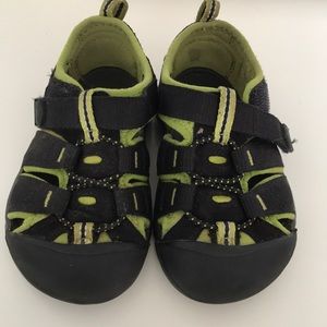 Boys keen shoes size 7
